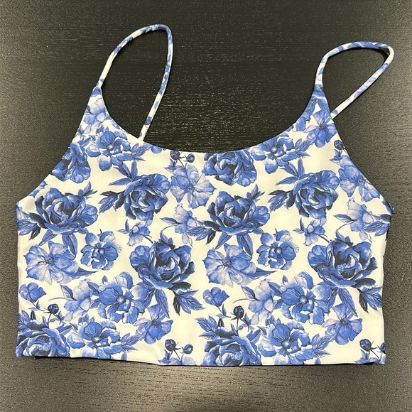 Alice + Olivia Scoop Neck Crop Top in ‘Forget Me Not’ Print - S - Picture 2 of 5